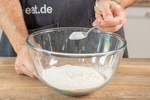 Backpulver in Schüssel mit Mehl geben