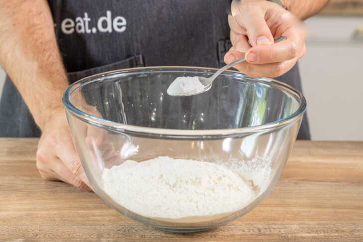 Backpulver in Schüssel mit Mehl geben