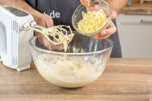 Käse in Teigmasse geben