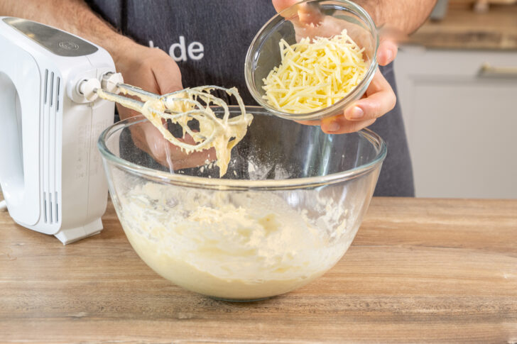 Käse in Teigmasse geben
