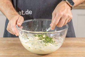 Teig mit Kräutern verrühren