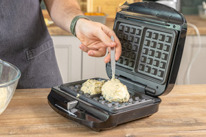 Teig in Waffeleisen geben