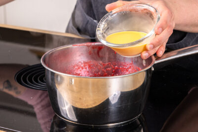 Vanillepudding in den Topf geben