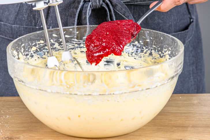 Himbeeren in die Masse geben