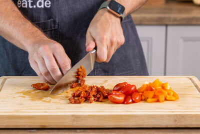 Getrocknete Tomaten in Streifen schneiden