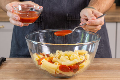 passierte Tomaten zum Salat geben