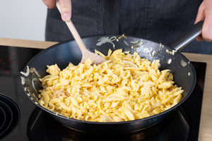 Käsespätzle einrühren.