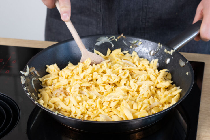 Käsespätzle einrühren.