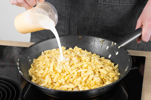 Sahne zu den Spätzle geben.