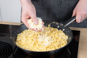 Käse zu den Käsespätzle geben.