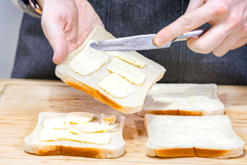 Toast mit Butter bestreichen