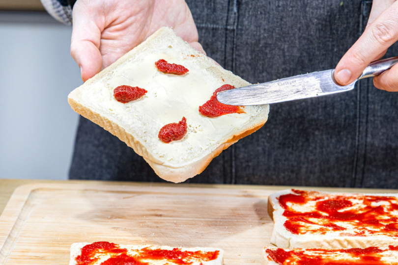 Toast mit Tomatenmark bestreichen