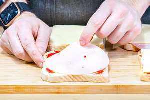 Wurst aufs Toast legen