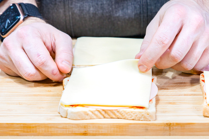 Käse aufs Toast legen