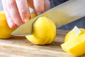 Kartoffeln schneiden
