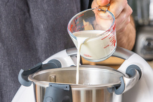 Milch in den Mixtopf gießen