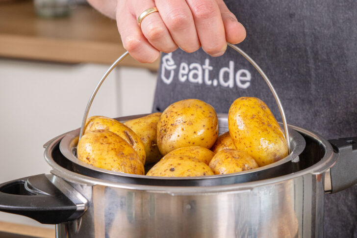 Kartoffeln in den Topf geben