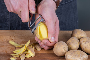 Kartoffeln schälen