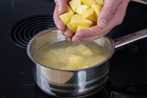 Kartoffeln in Salzwasser geben