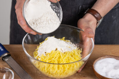 Mehl zu den gepressten Kartoffeln geben
