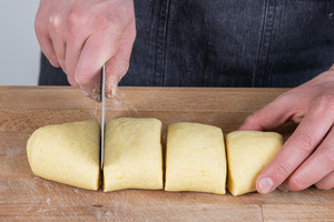 Kartoffelmasse in gleichgroße Stücke teilen