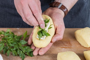 die Kartoffelmasse mit Camembert und Petersilie füllen