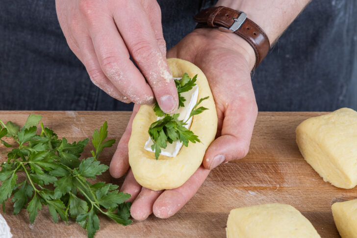 die Kartoffelmasse mit Camembert und Petersilie füllen