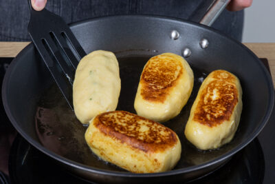 die Kartoffeltaschen in der Pfanne anbraten
