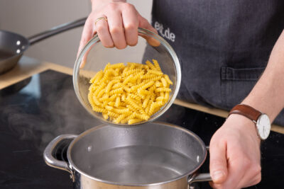 Nudeln kochen.