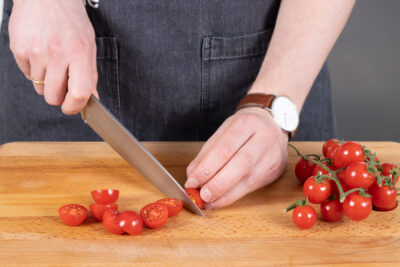 Tomaten halbieren.