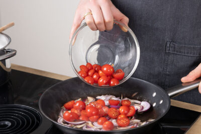 Tomaten anbraten.