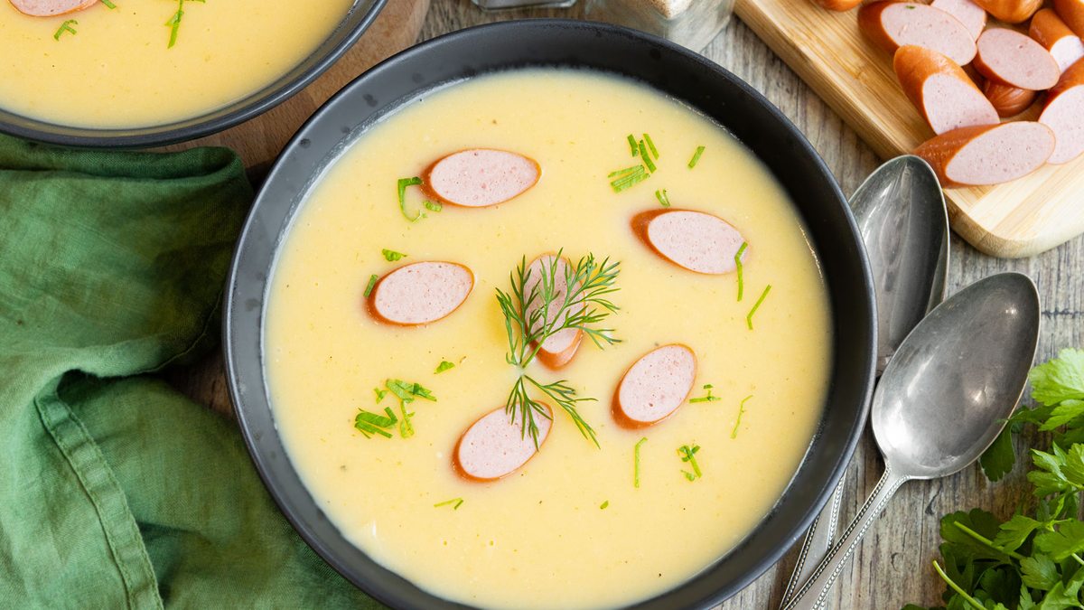 Klassische Kartoffelcremesuppe mit Würstchen | Rezept