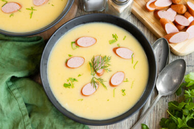 Klassische Kartoffelcremesuppe mit Würstchen.