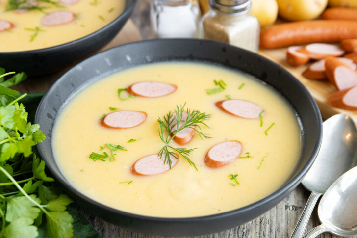 Klassische Kartoffelcremesuppe mit Würstchen.