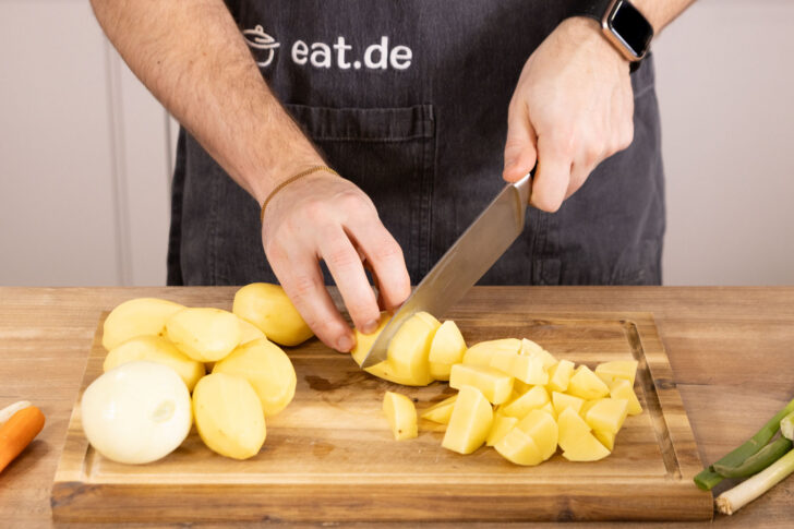 Kartoffeln schneiden.