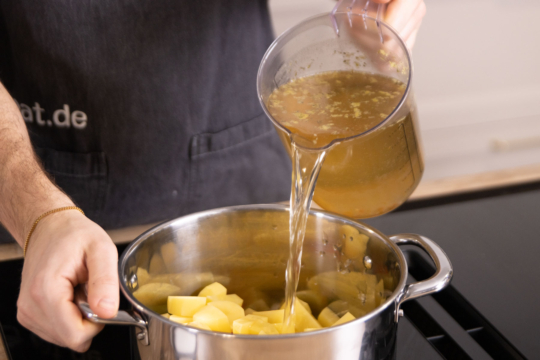 Klassische Kartoffelcremesuppe mit Würstchen | Rezept