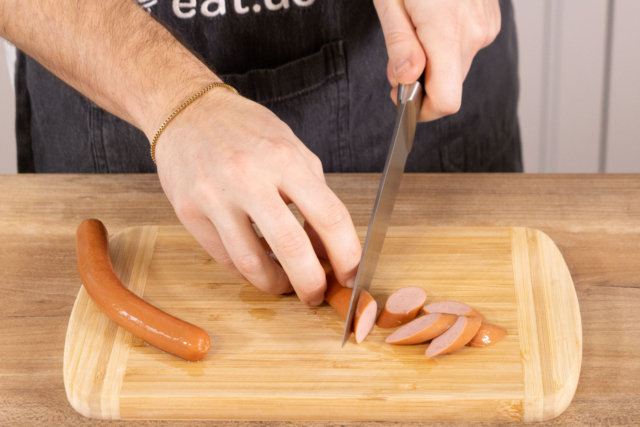 Klassische Kartoffelcremesuppe mit Würstchen | Rezept
