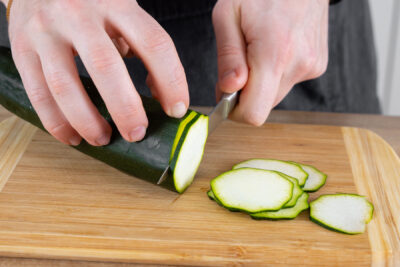 Zucchini in feine Scheiben schneiden.