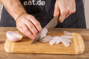 Zwiebel in Streifen schneiden