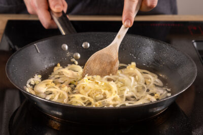 Zwiebel und Knoblauch anbraten