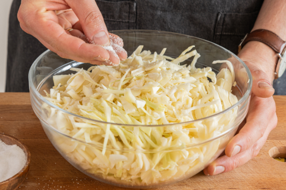 Krautsalat mit Speck | Rezept