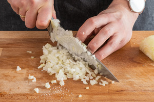 Zwiebeln in feine würfeln schneiden