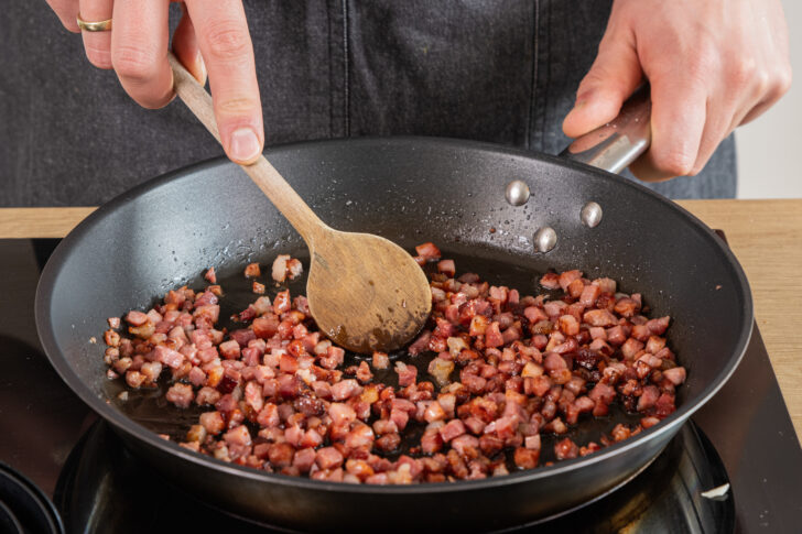 Speck in einer Pfanne auslassen