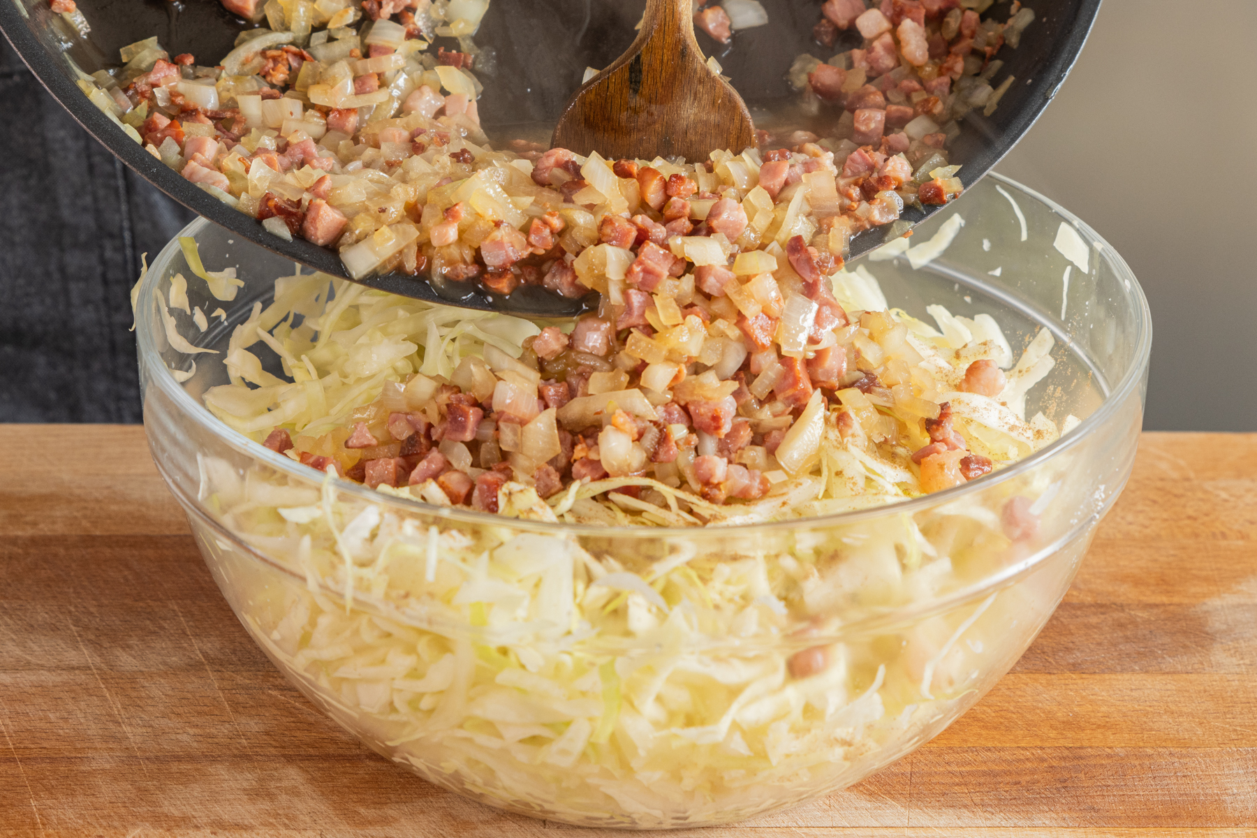 Krautsalat mit Speck | Rezept