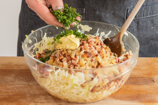 Krautsalat mit Speck | Rezept