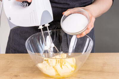 Zucker zur Butter geben
