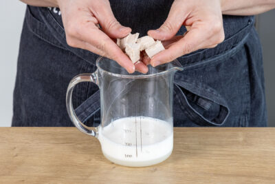 Hefe in die Milch geben