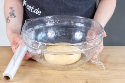 Schüssel mit Teig abdecken