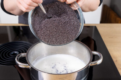 Mohn zur Milch in den Topf geben