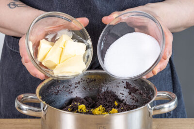 Zucker und Butter zur Mohnmasse geben